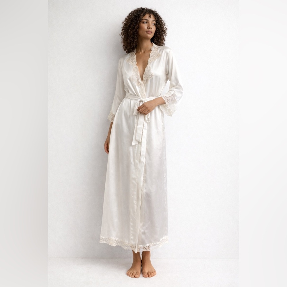 Jones New York Ivory Lace-Trim Satin Robe